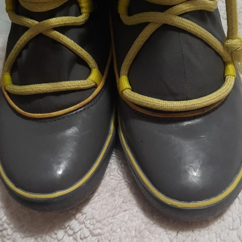 Lacoste Women's Charcoal and Neon Yellow Winter Boots